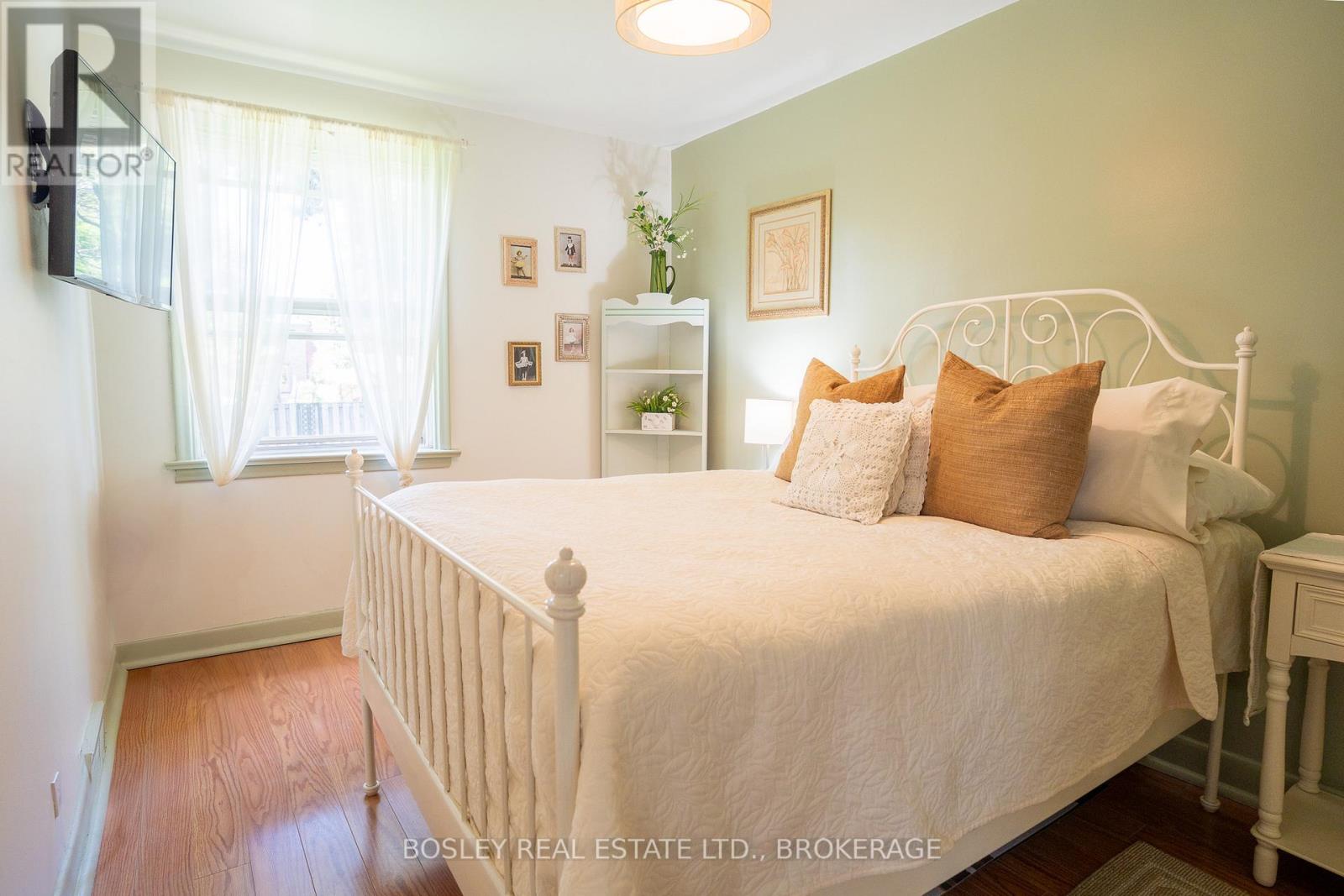 1568 Asgard Drive, Mississauga, Ontario  L5E 2B9 - Photo 5 - W12446789