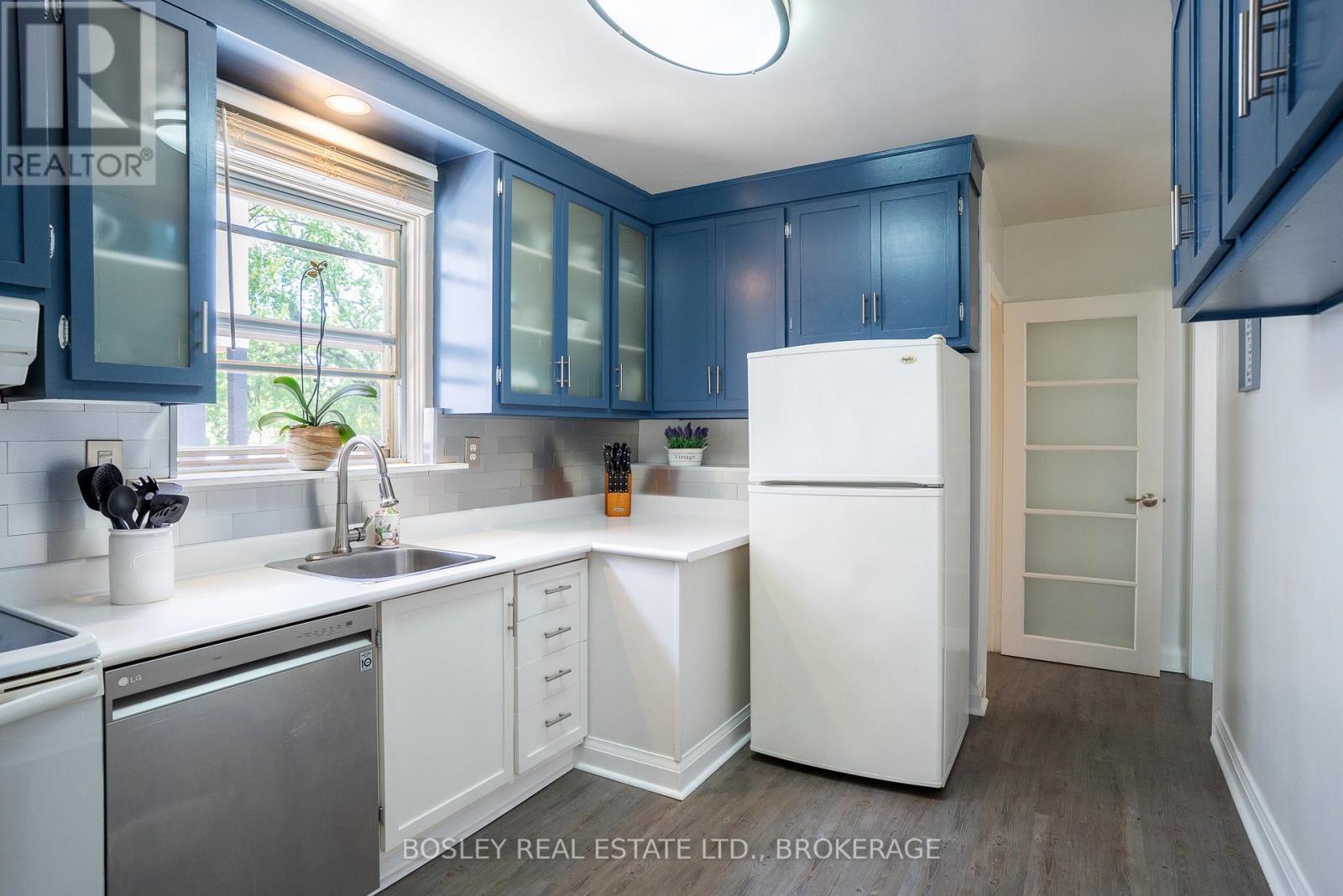 1568 Asgard Drive, Mississauga, Ontario  L5E 2B9 - Photo 10 - W12446789