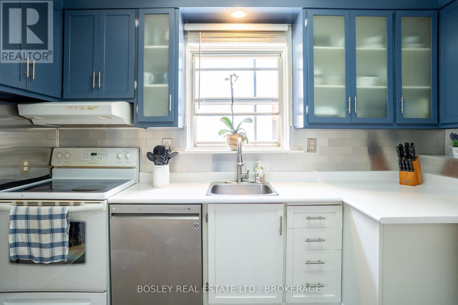 1568 Asgard Drive, Mississauga, Ontario  L5E 2B9 - Photo 9 - W12446789