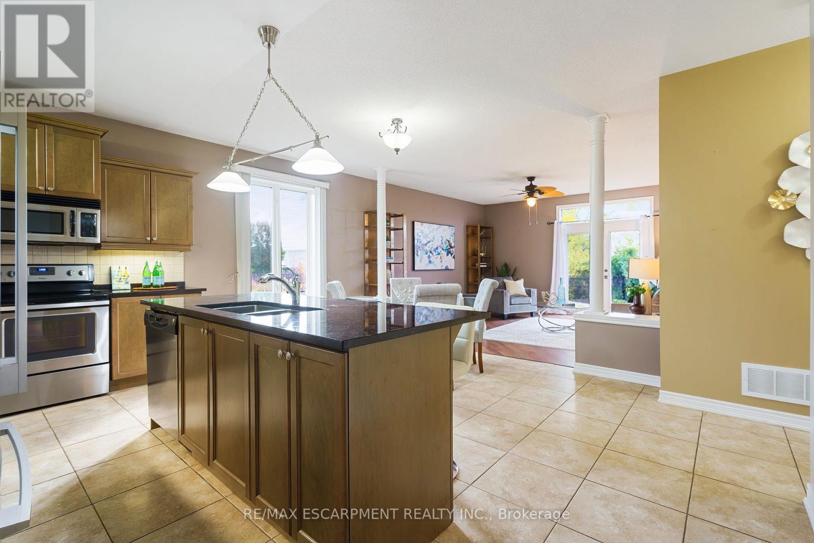 25 Sidare Court, Grimsby, Ontario L3M 4E8 - Photo 10 - X12521382