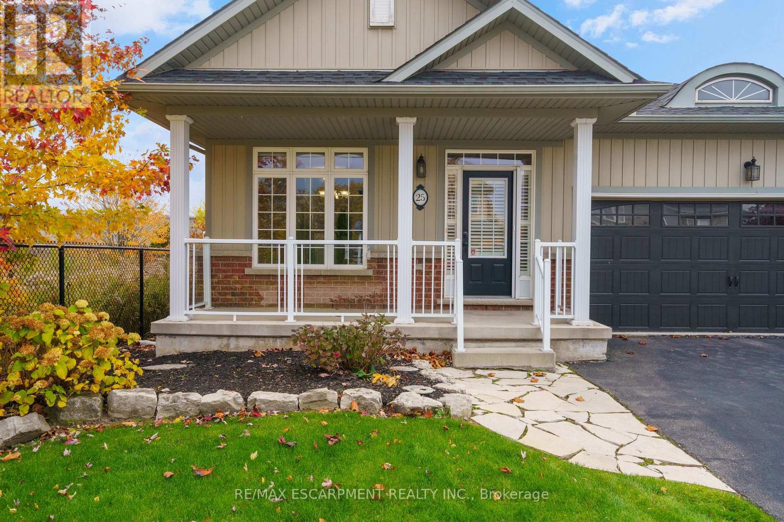 25 Sidare Court, Grimsby, Ontario L3M 4E8 - Photo 4 - X12521382