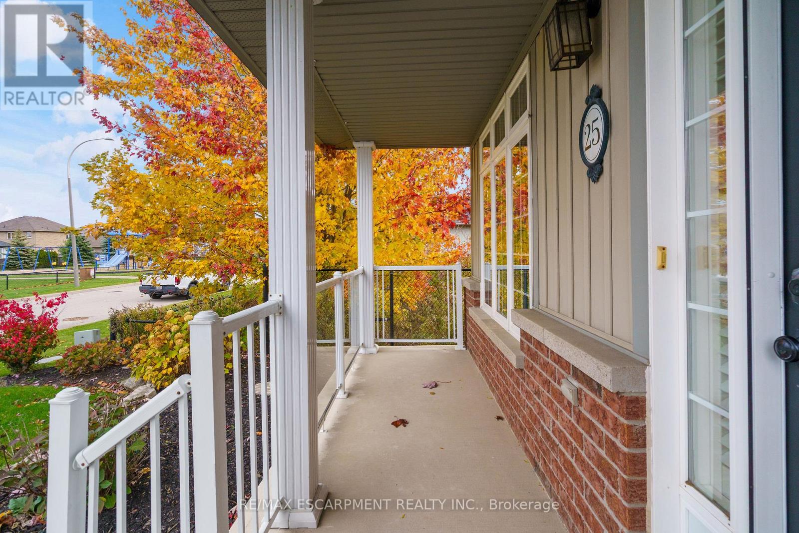 25 Sidare Court, Grimsby, Ontario L3M 4E8 - Photo 5 - X12521382