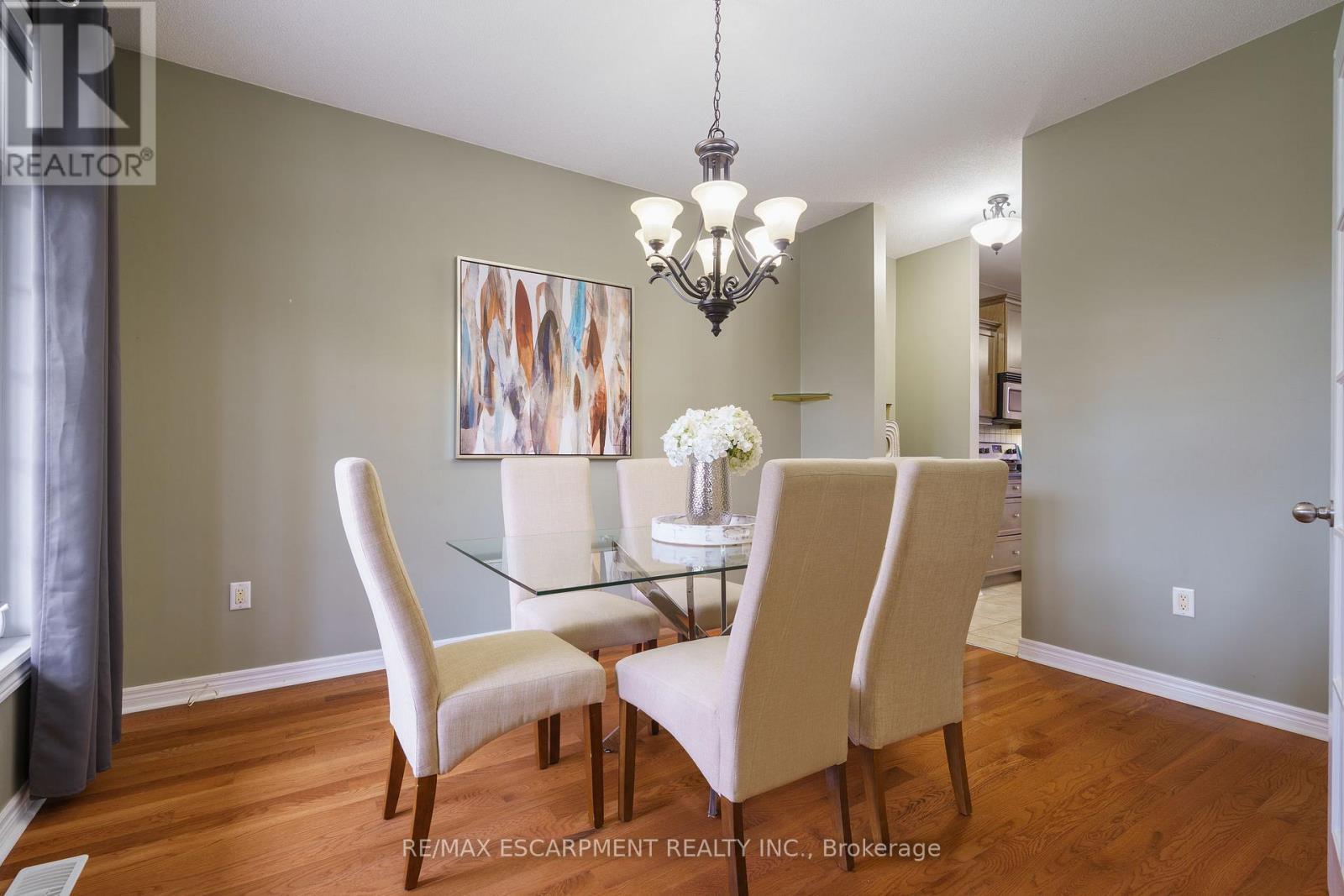 25 Sidare Court, Grimsby, Ontario L3M 4E8 - Photo 7 - X12521382