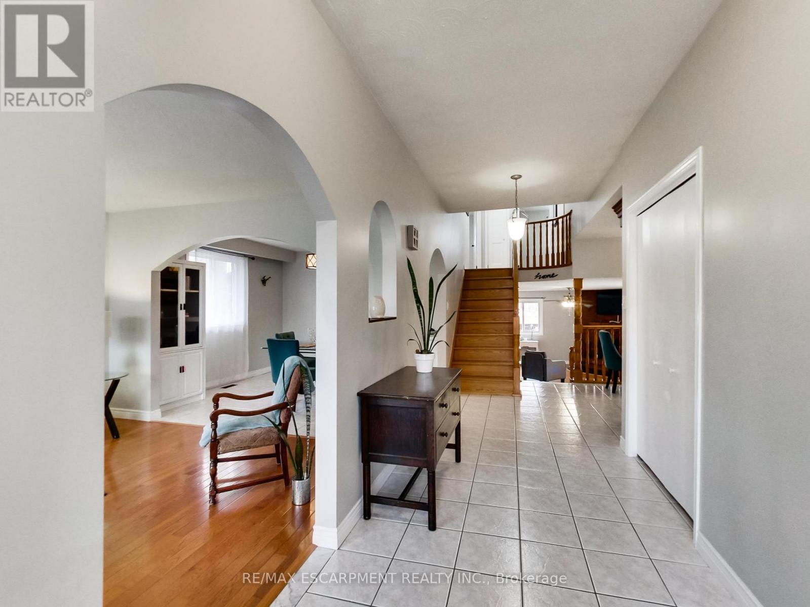 18 Pavarotti Court, Hamilton (Gershome), Ontario  L8G 4P8 - Photo 4 - X12521462