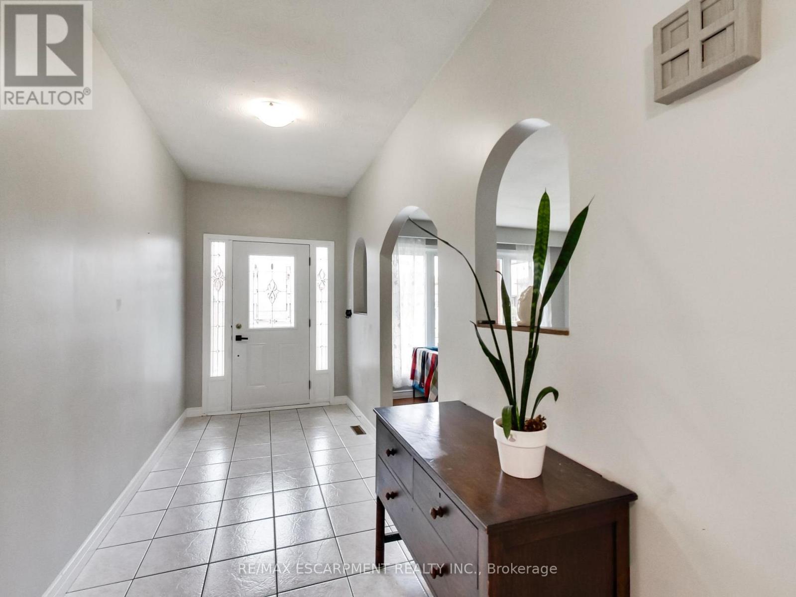 18 Pavarotti Court, Hamilton (Gershome), Ontario  L8G 4P8 - Photo 6 - X12521462