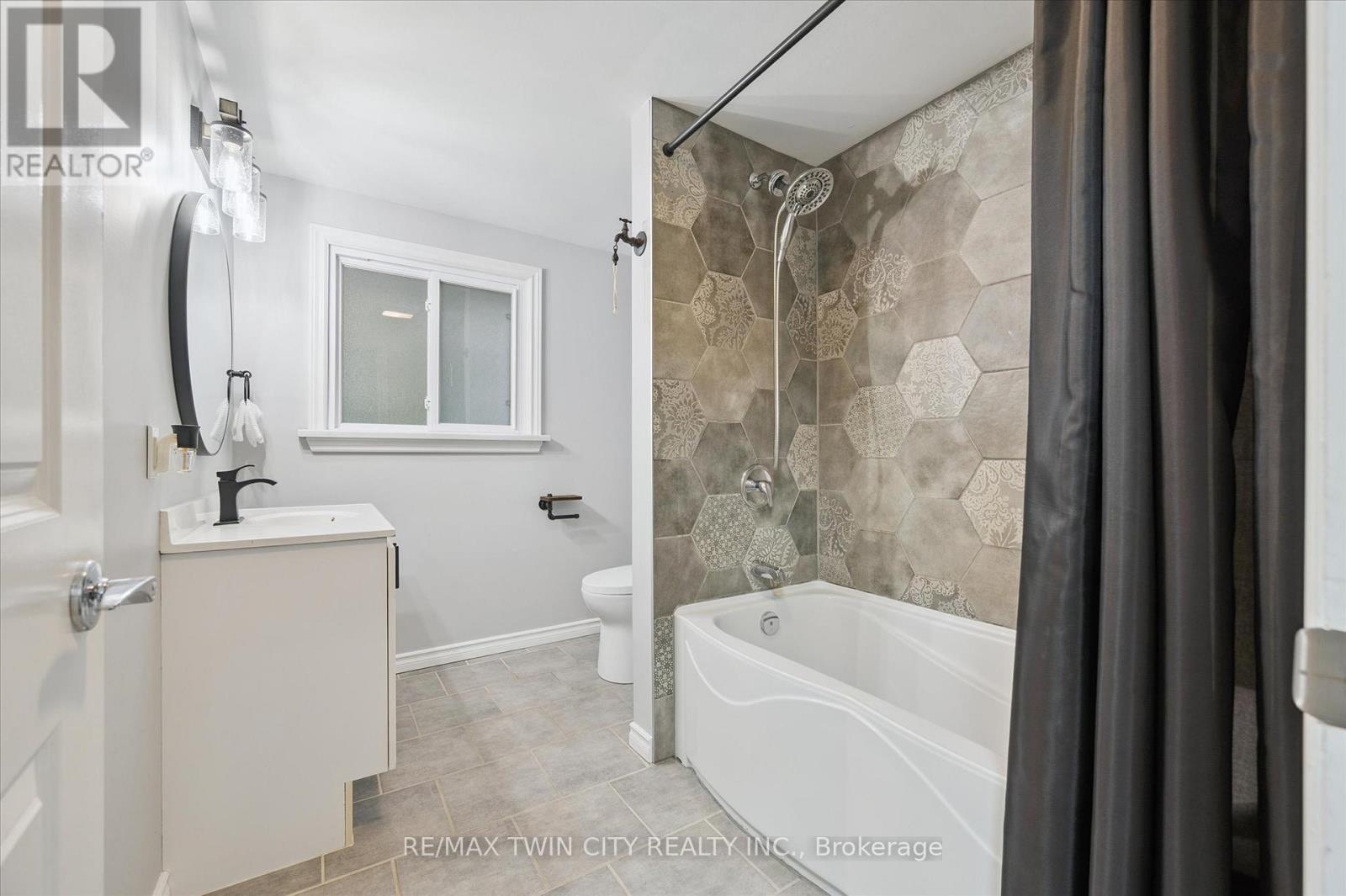 944 Concession Drive, Cambridge, Ontario  N3H 4L6 - Photo 25 - X12521620