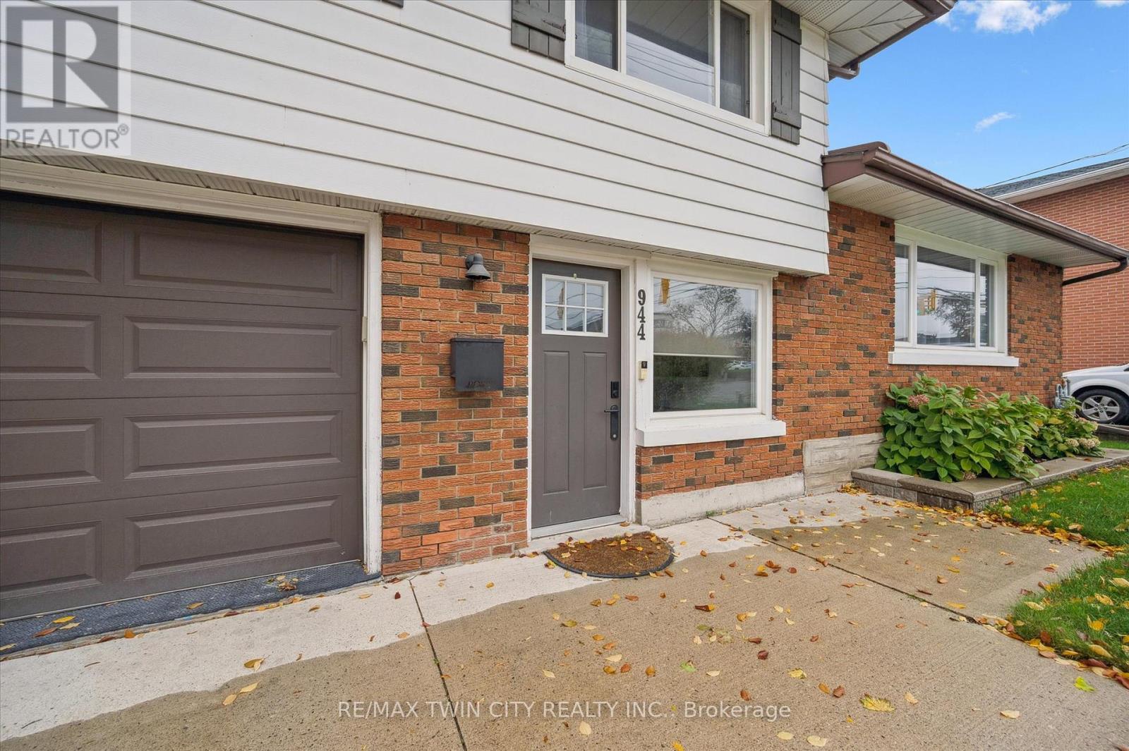 944 Concession Drive, Cambridge, Ontario  N3H 4L6 - Photo 4 - X12521620