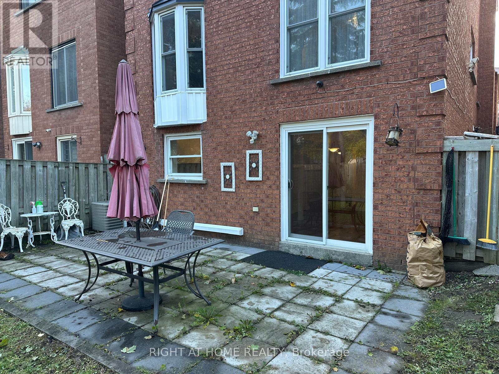 11 MYRNA LANE, Toronto, Ontario