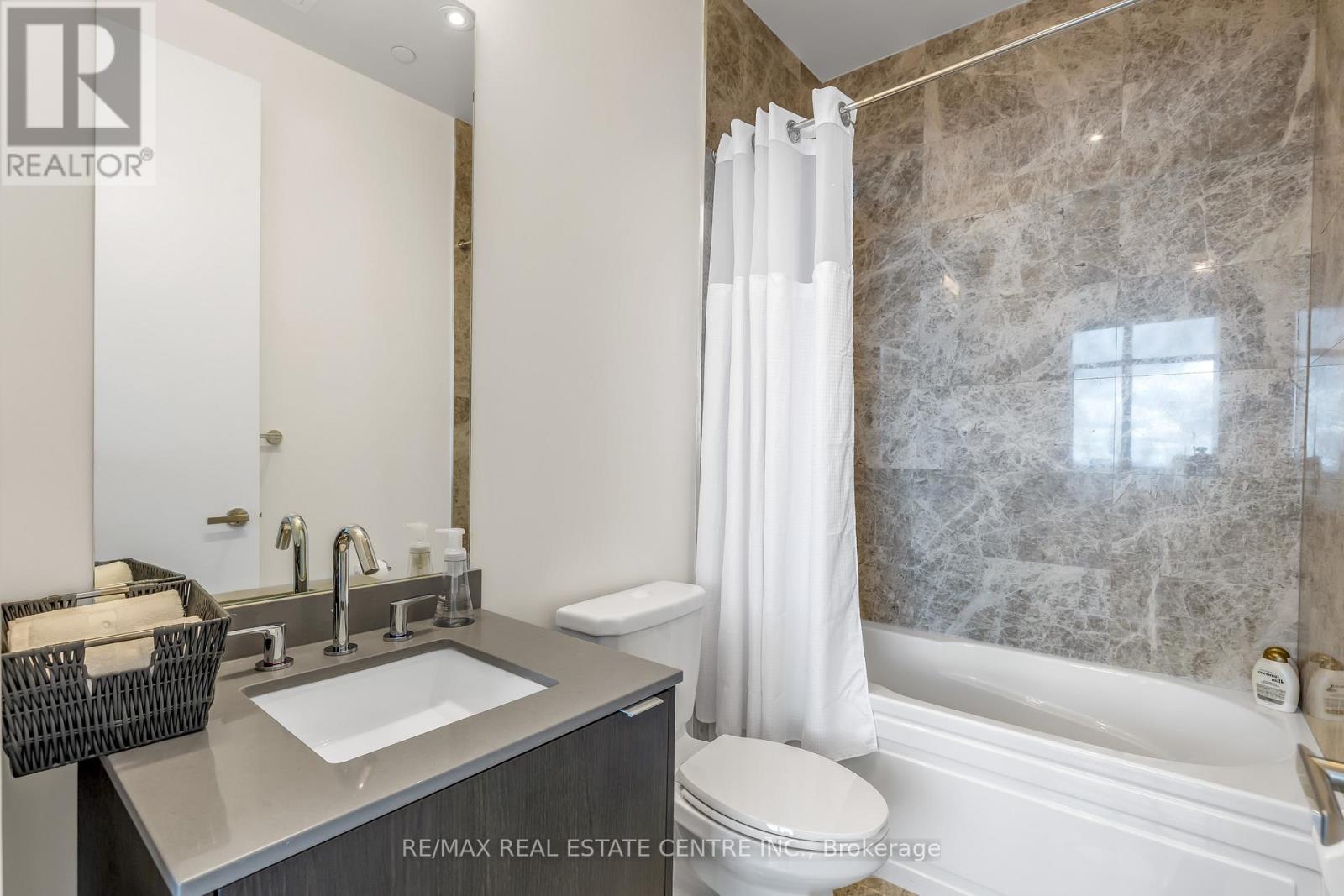 Sph 201 - 88 Harbour Street, Toronto, Ontario  M5J 2T5 - Photo 23 - C12521754