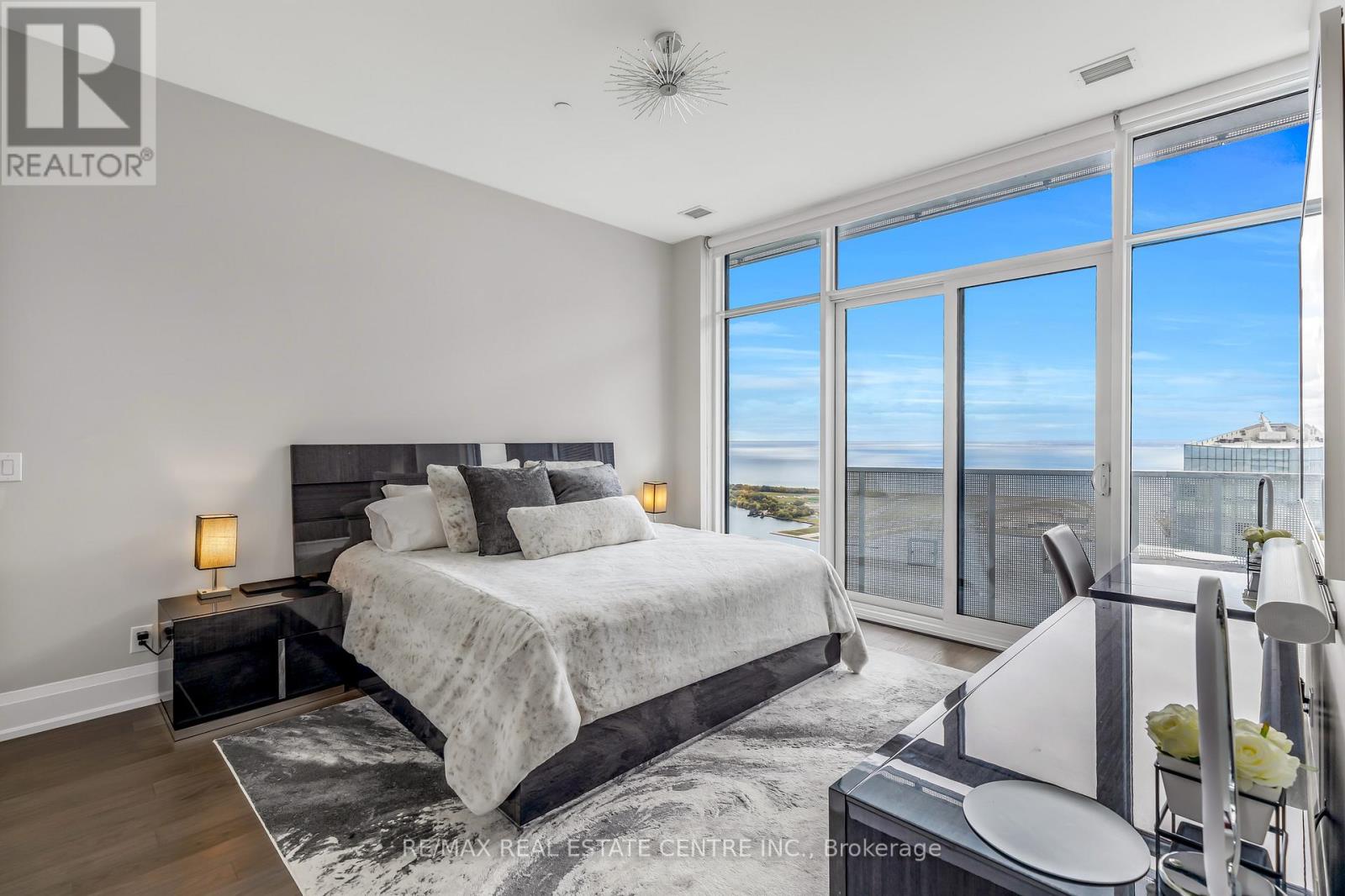 Sph 201 - 88 Harbour Street, Toronto, Ontario  M5J 2T5 - Photo 24 - C12521754