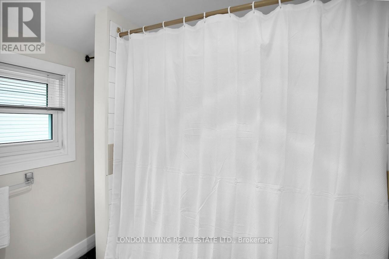 111 Garfield Avenue, London South (South F), Ontario  N6C 2B7 - Photo 34 - X12521936