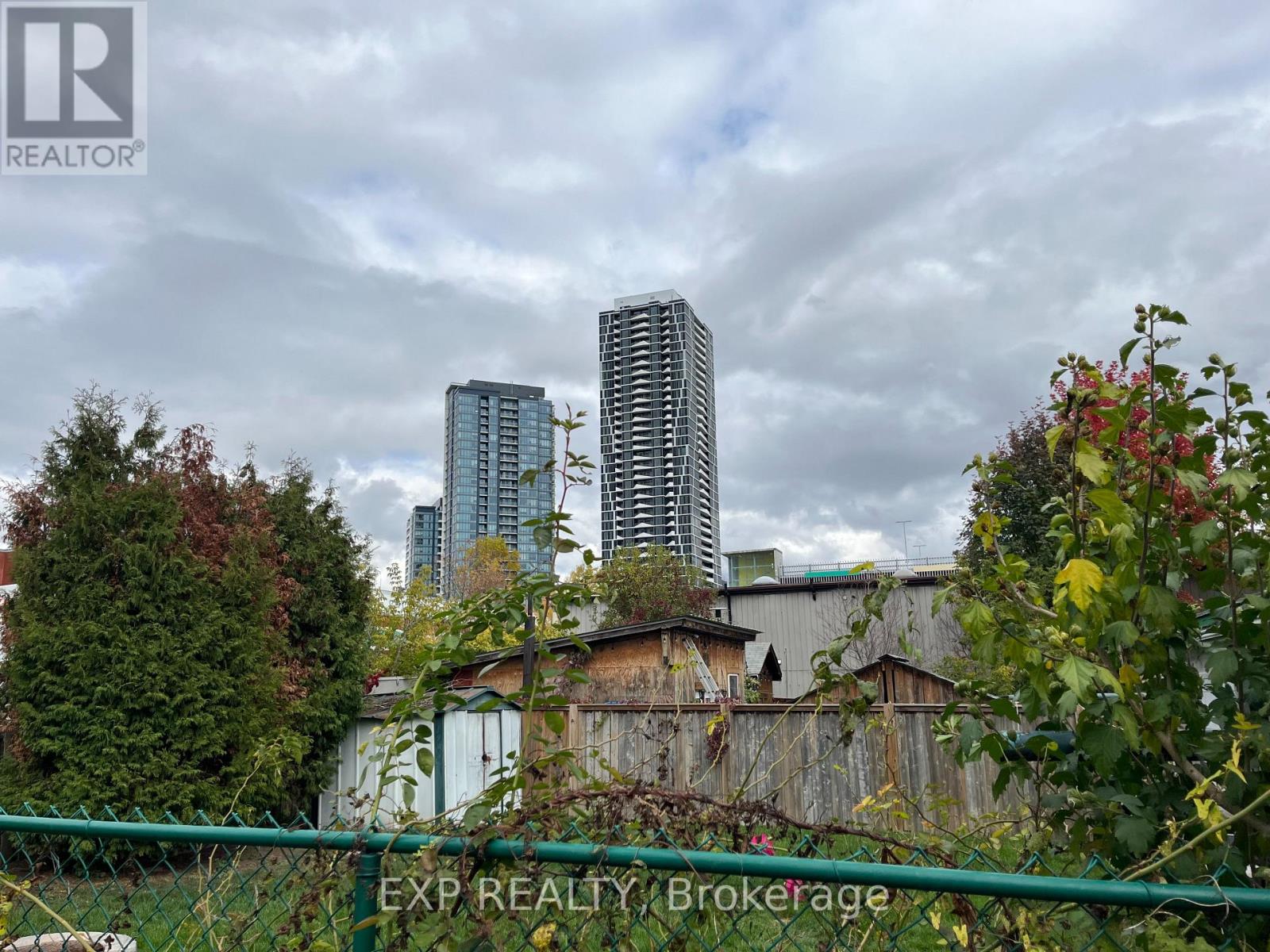 30 Stewart Street, Kitchener, Ontario N2G 2E4 - Photo 2 - X12522040