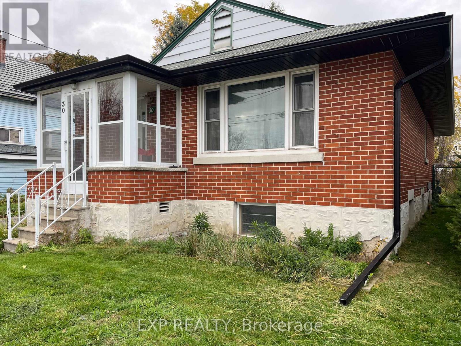 30 Stewart Street, Kitchener, Ontario N2G 2E4 - Photo 3 - X12522040