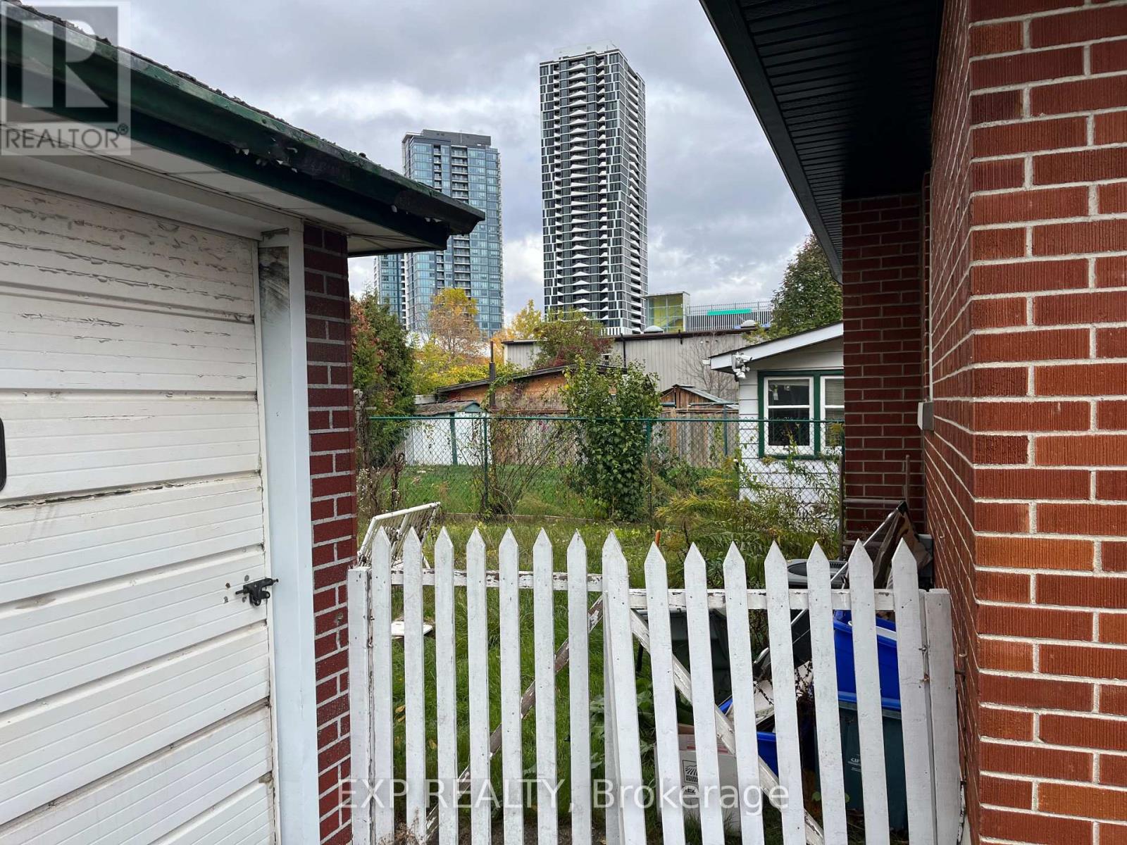 30 Stewart Street, Kitchener, Ontario N2G 2E4 - Photo 5 - X12522040