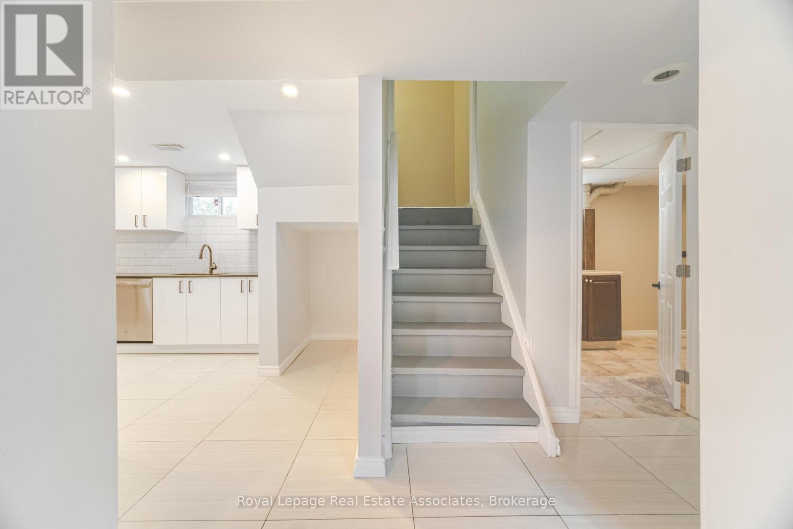 Lower - 319 Grantham Avenue, St. Catharines, Ontario  L2M 5A5 - Photo 3 - X12425898