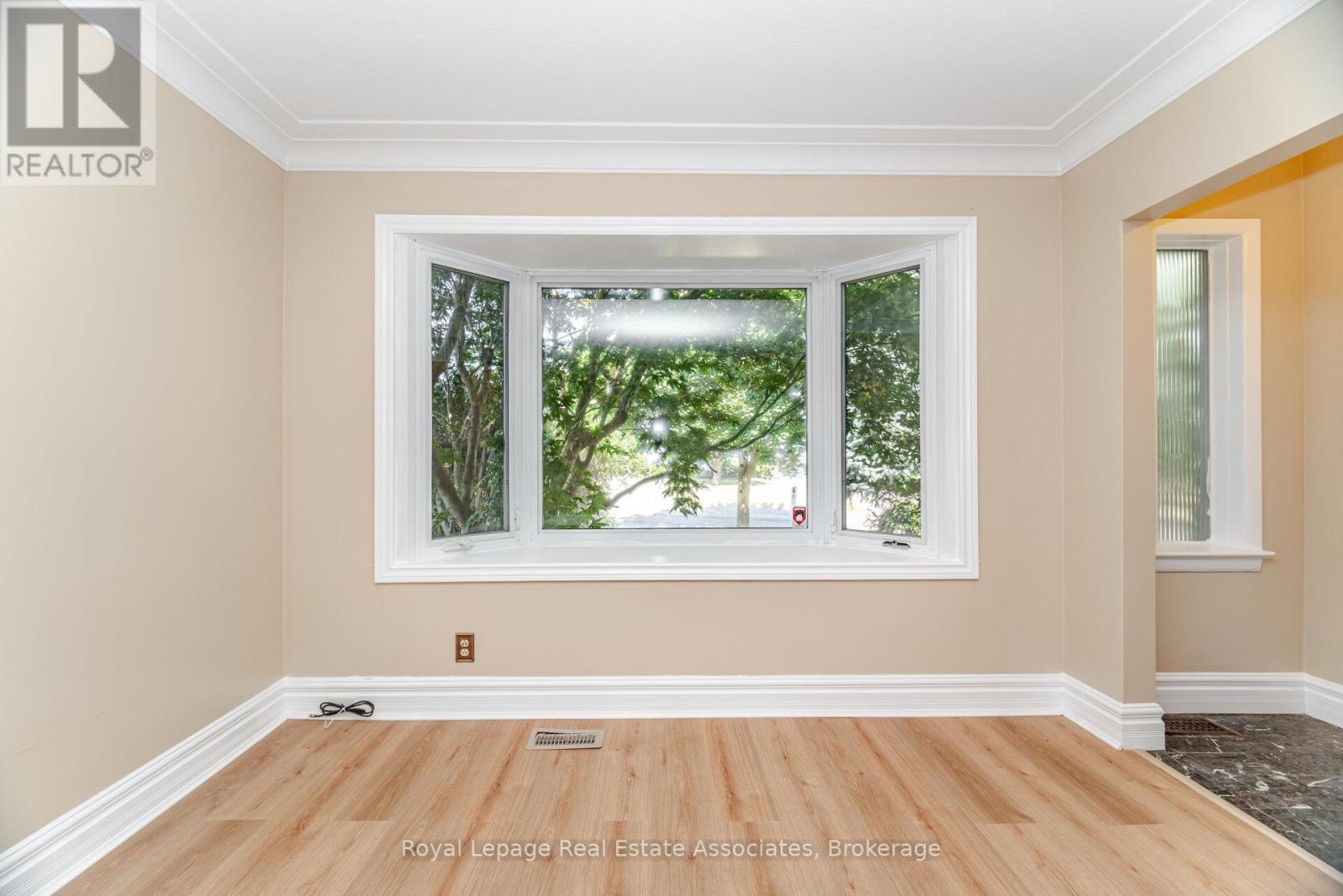 Upper - 319 Grantham Avenue, St. Catharines, Ontario  L2M 5A5 - Photo 8 - X12425896