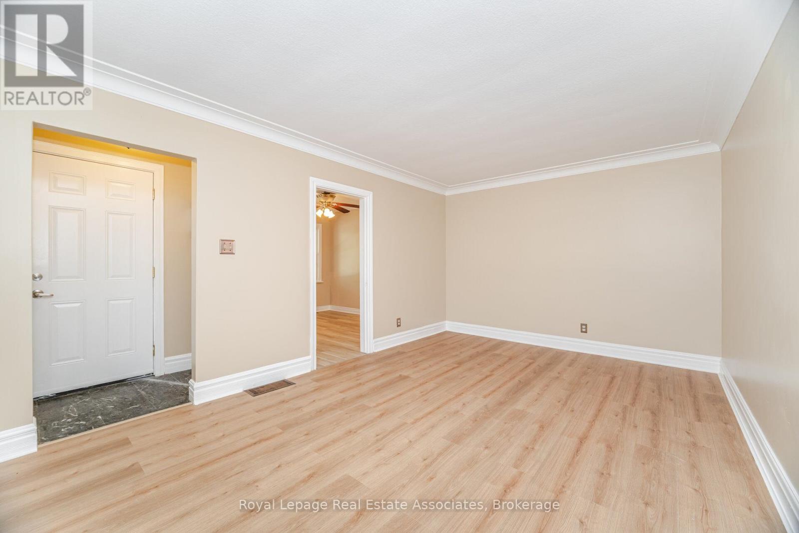 Upper - 319 Grantham Avenue, St. Catharines, Ontario  L2M 5A5 - Photo 9 - X12425896