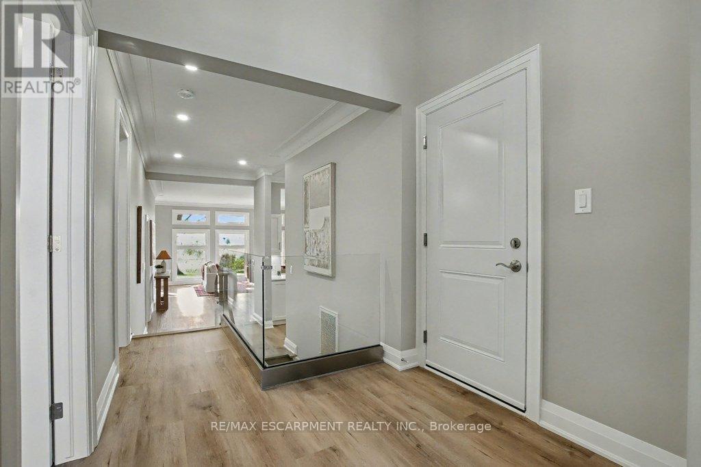 33 Sister Kern Terrace, Hamilton, Ontario L9B 2M1 - Photo 7 - X12435131