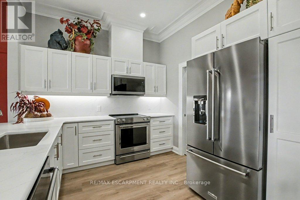 33 Sister Kern Terrace, Hamilton, Ontario L9B 2M1 - Photo 13 - X12435131