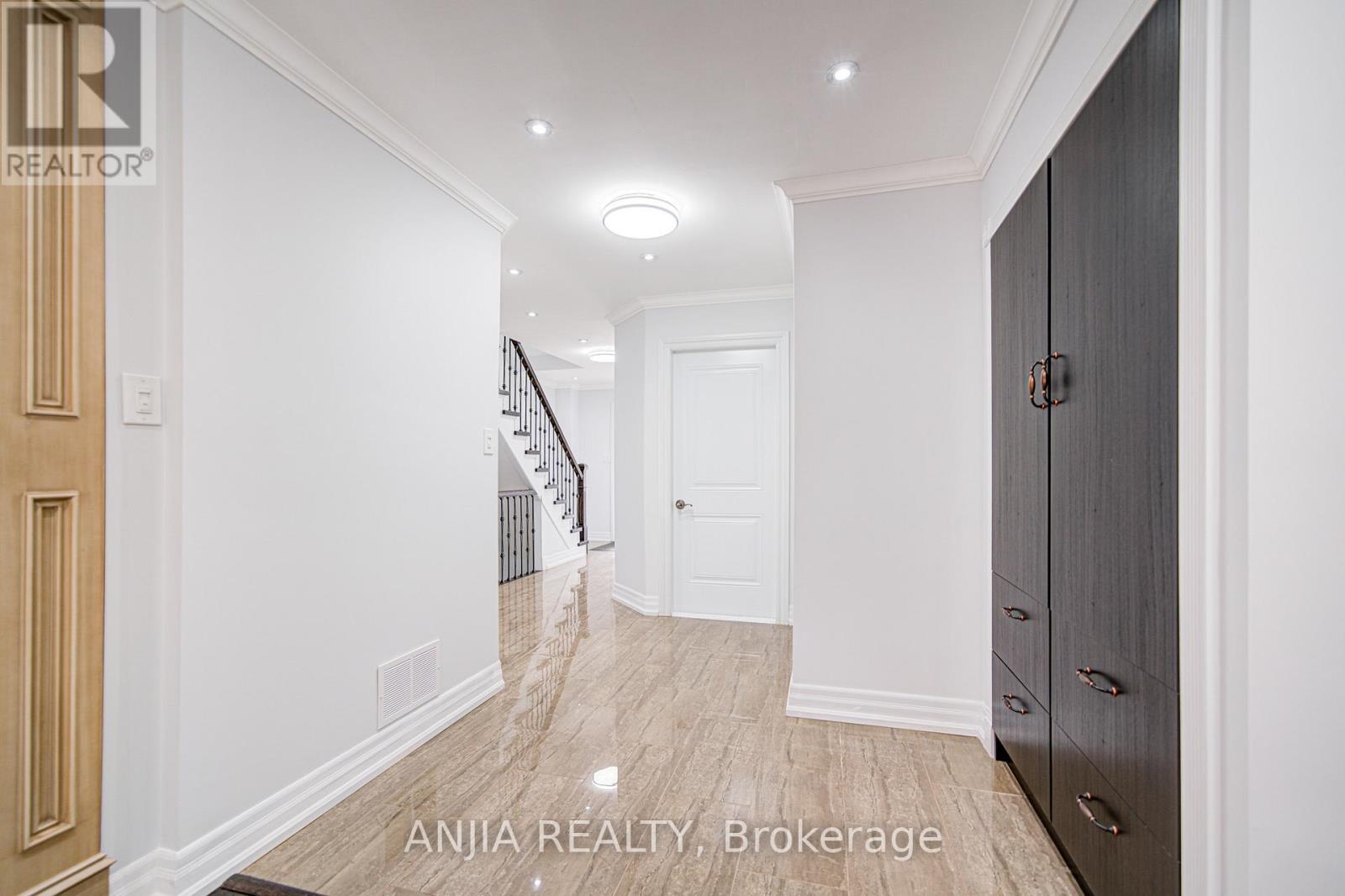 92 Baywood Court, Markham (Royal Orchard), Ontario  L3T 5W3 - Photo 12 - N12521704