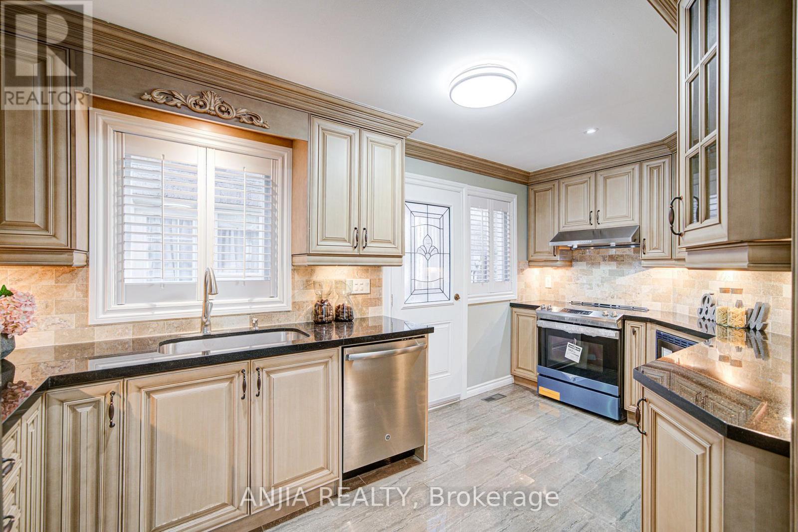 92 Baywood Court, Markham (Royal Orchard), Ontario  L3T 5W3 - Photo 13 - N12521704