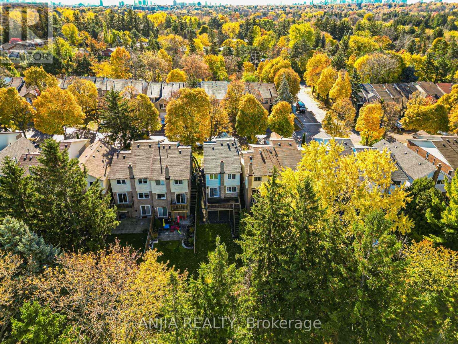 92 Baywood Court, Markham (Royal Orchard), Ontario  L3T 5W3 - Photo 6 - N12521704