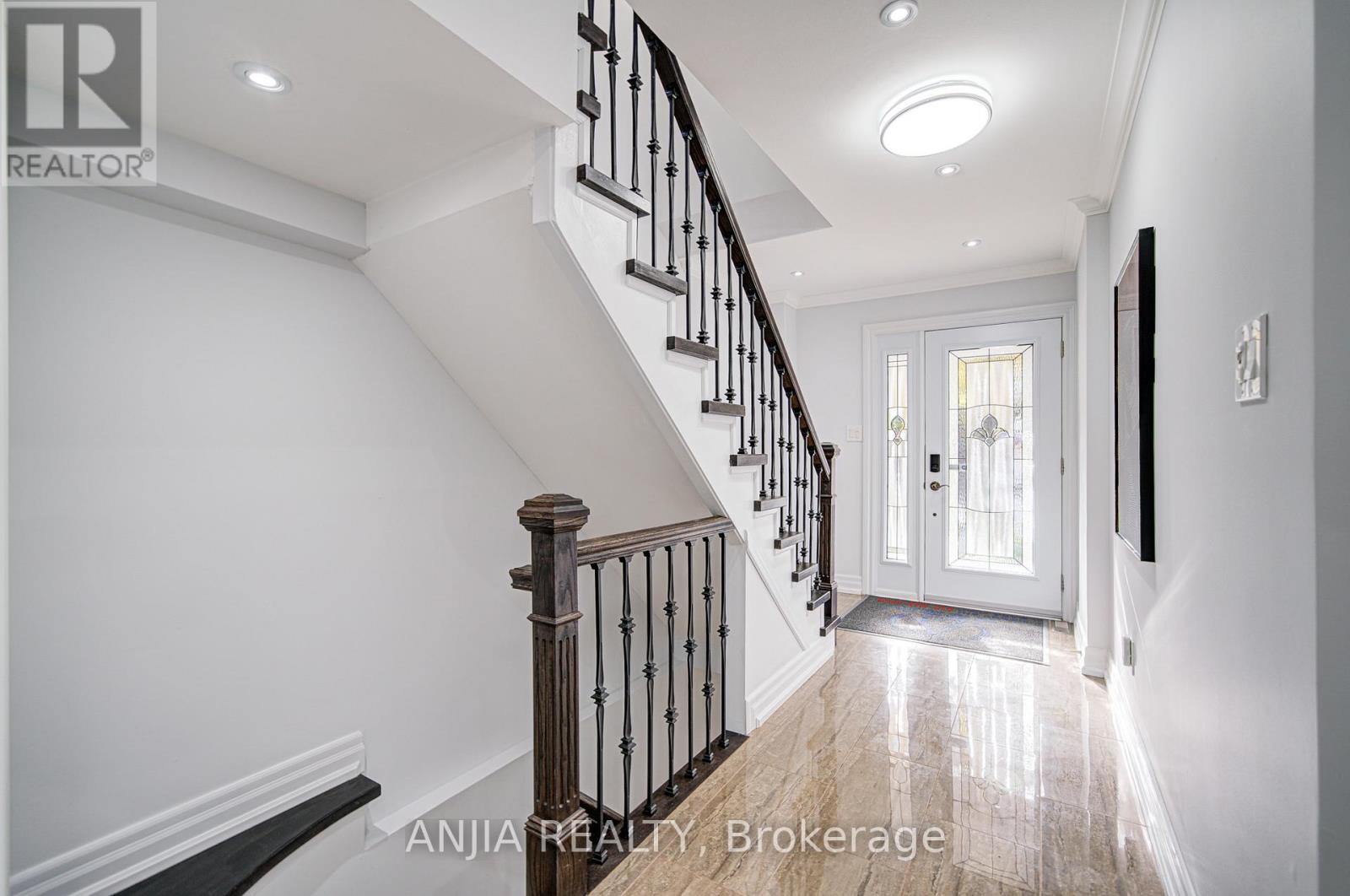 92 Baywood Court, Markham (Royal Orchard), Ontario  L3T 5W3 - Photo 8 - N12521704