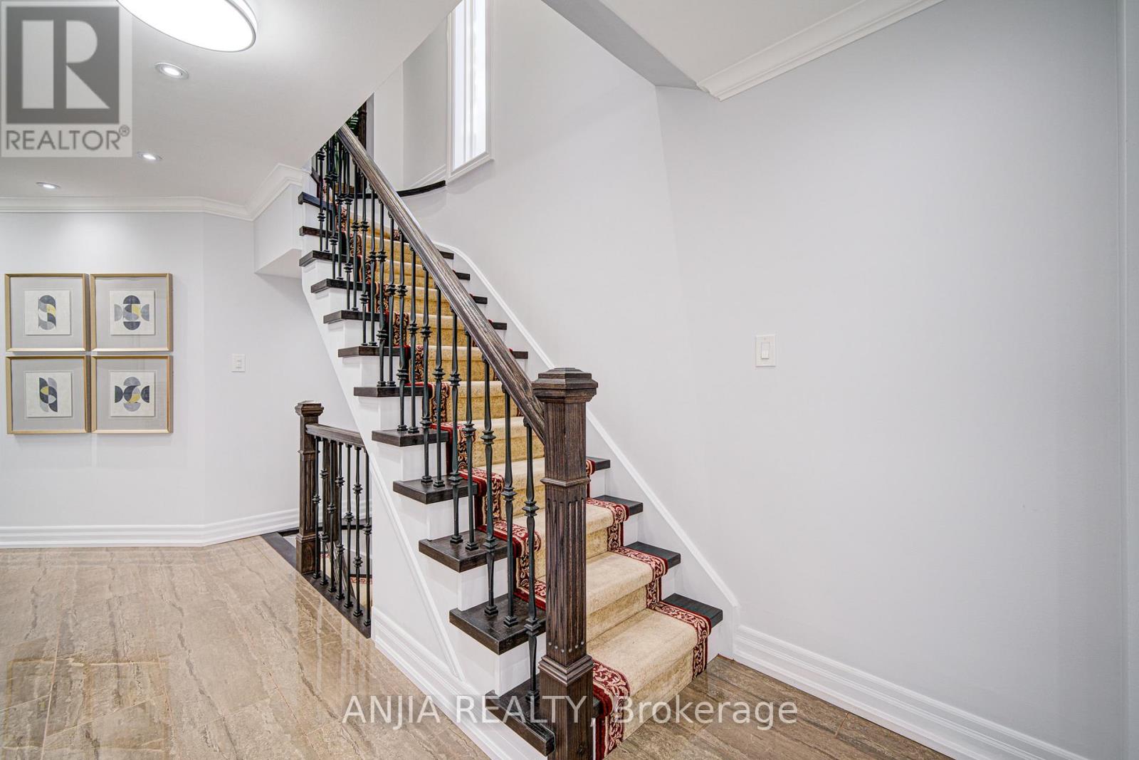 92 Baywood Court, Markham (Royal Orchard), Ontario  L3T 5W3 - Photo 9 - N12521704