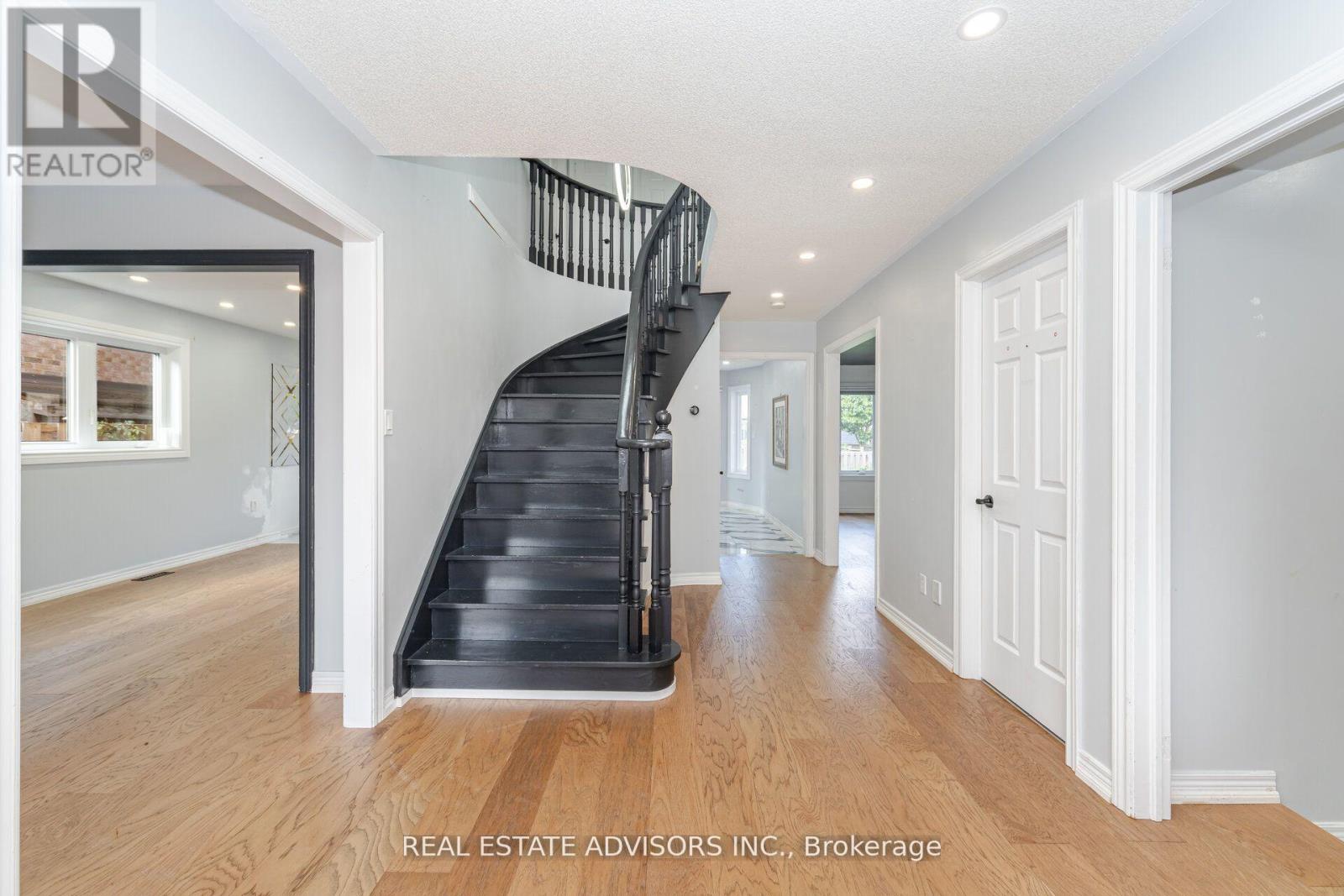 186 Ferndale Drive S, Barrie, Ontario  L4N 8A1 - Photo 3 - S12521720