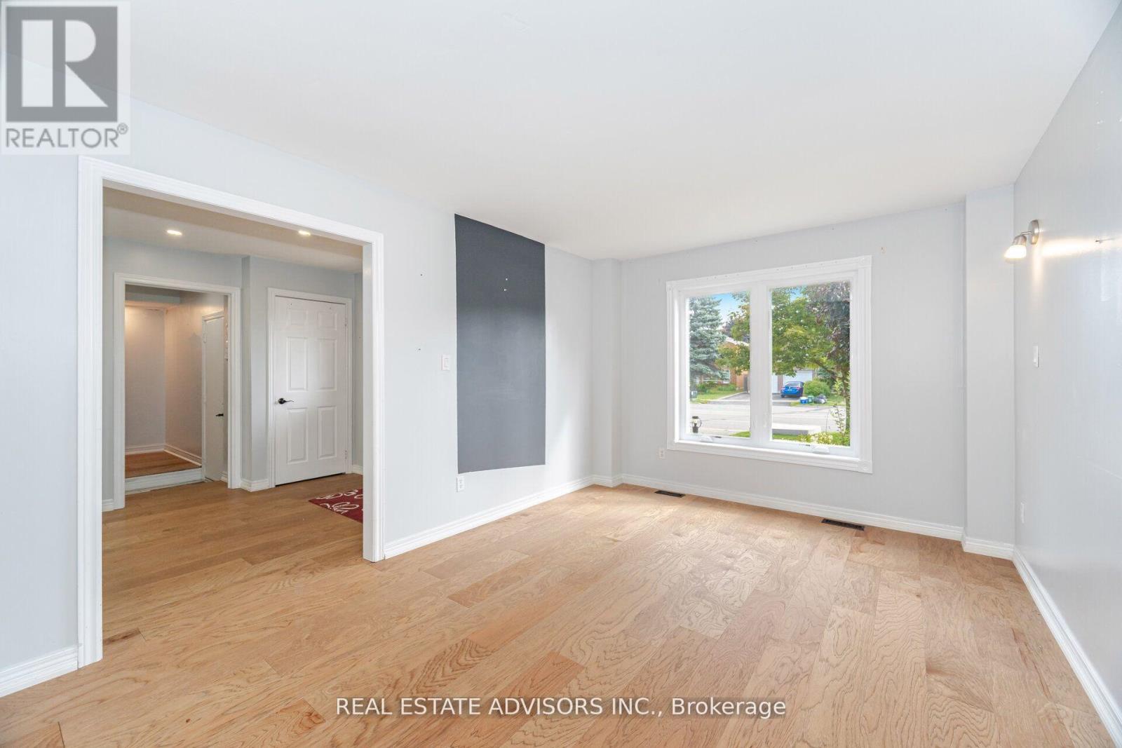 186 Ferndale Drive S, Barrie, Ontario  L4N 8A1 - Photo 4 - S12521720