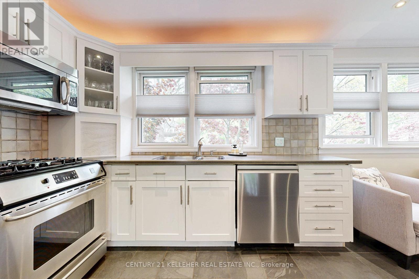 183 Westminster Drive, Oakville, Ontario  L6L 4H8 - Photo 17 - W12252150