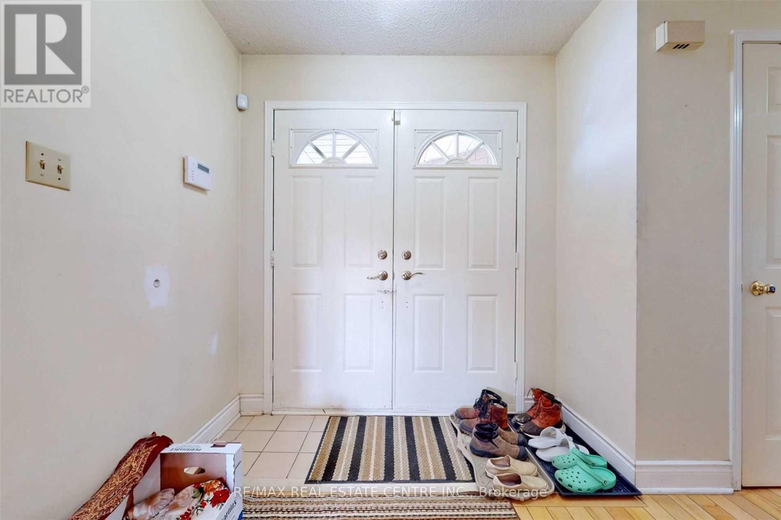 Main & 2nd Floor - 1671 Moongate Crescent, Mississauga, Ontario  L5M 4T2 - Photo 17 - W12521722