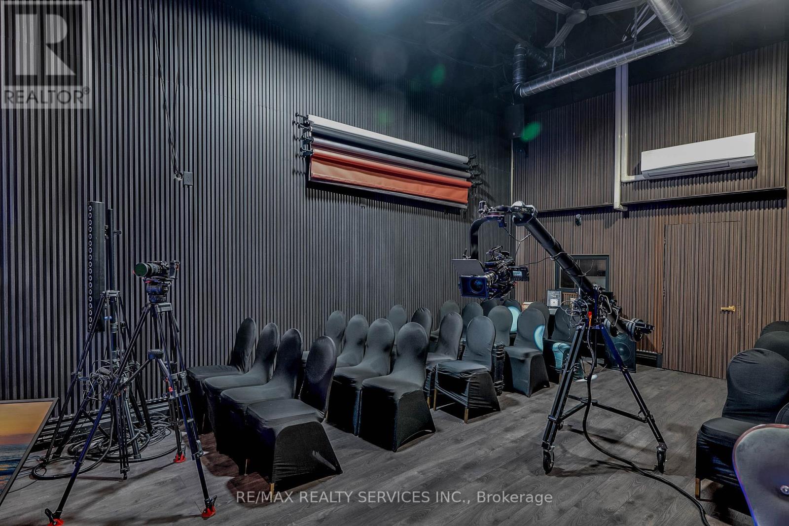 6780 Devand Drive, Mississauga, Ontario L5T 2G5 - Photo 2 - W12521816