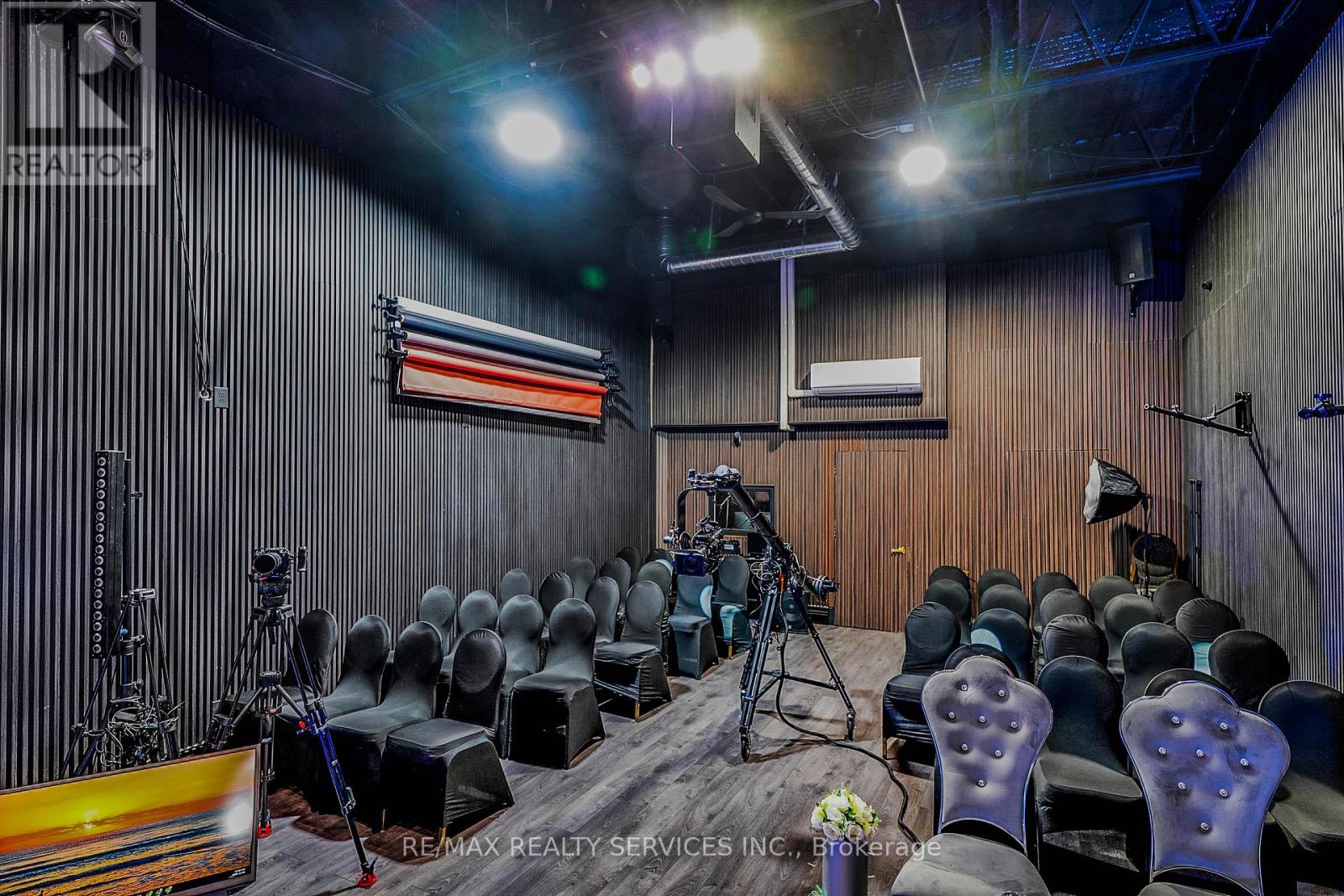 6780 Devand Drive, Mississauga, Ontario L5T 2G5 - Photo 3 - W12521816