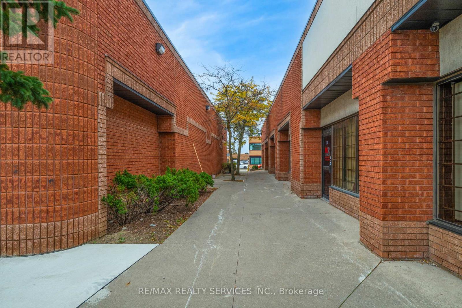 6780 Devand Drive, Mississauga, Ontario L5T 2G5 - Photo 5 - W12521816