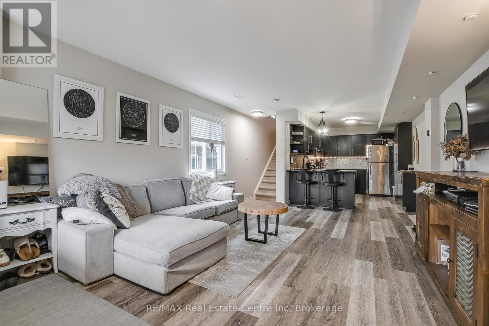 33 - 35 Mountford Drive, Guelph, Ontario N1E 0G6 - Photo 4 - X12521892