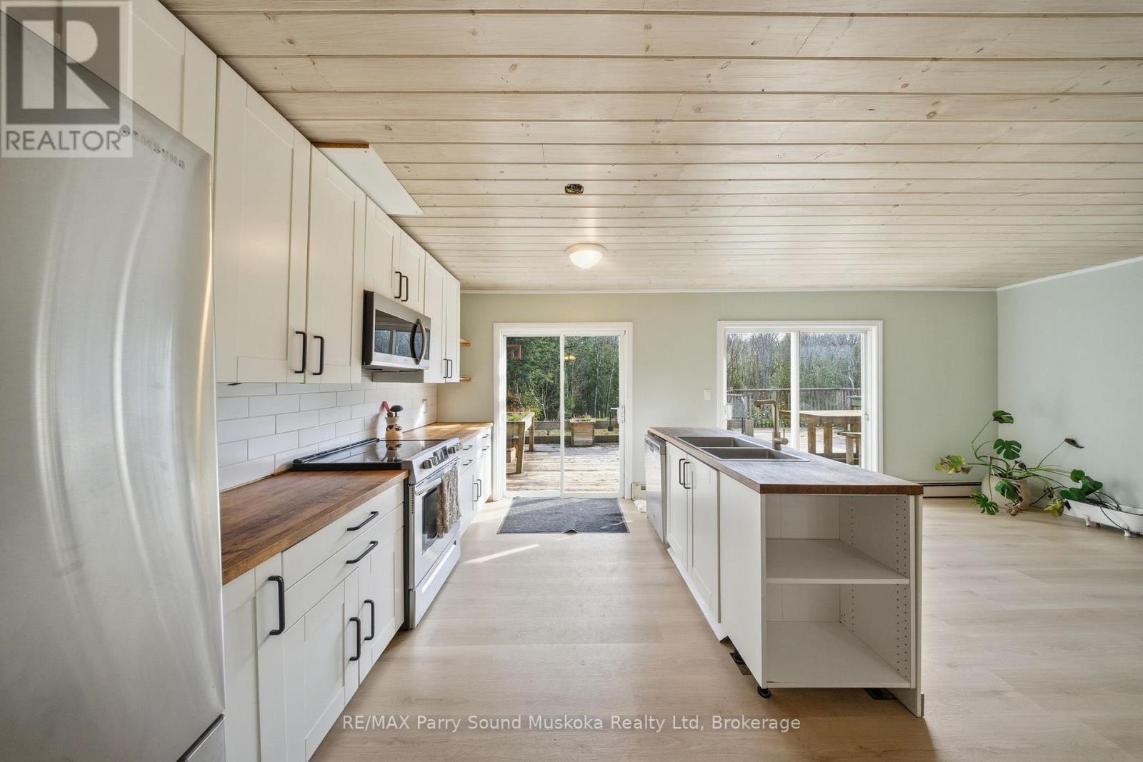 66 Clear Lake Road, Seguin, Ontario P0C 1H0 - Photo 12 - X12522098