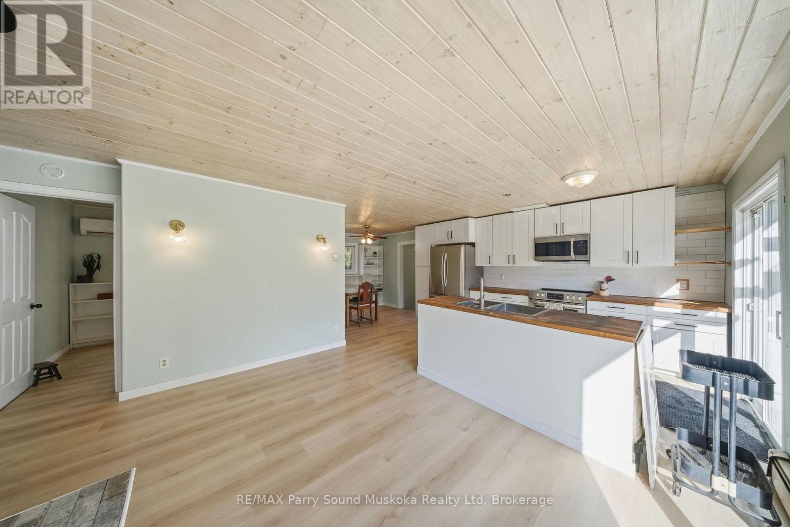 66 Clear Lake Road, Seguin, Ontario P0C 1H0 - Photo 16 - X12522098