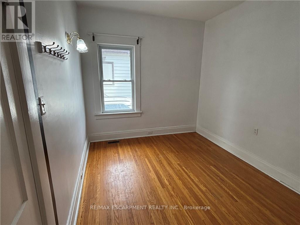 9 Grantham Avenue S, St. Catharines, Ontario  L2P 3B3 - Photo 10 - X12521774