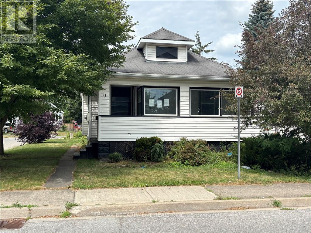 9 Grantham Avenue S, St. Catharines, Ontario  L2P 3B3 - Photo 2 - X12521774