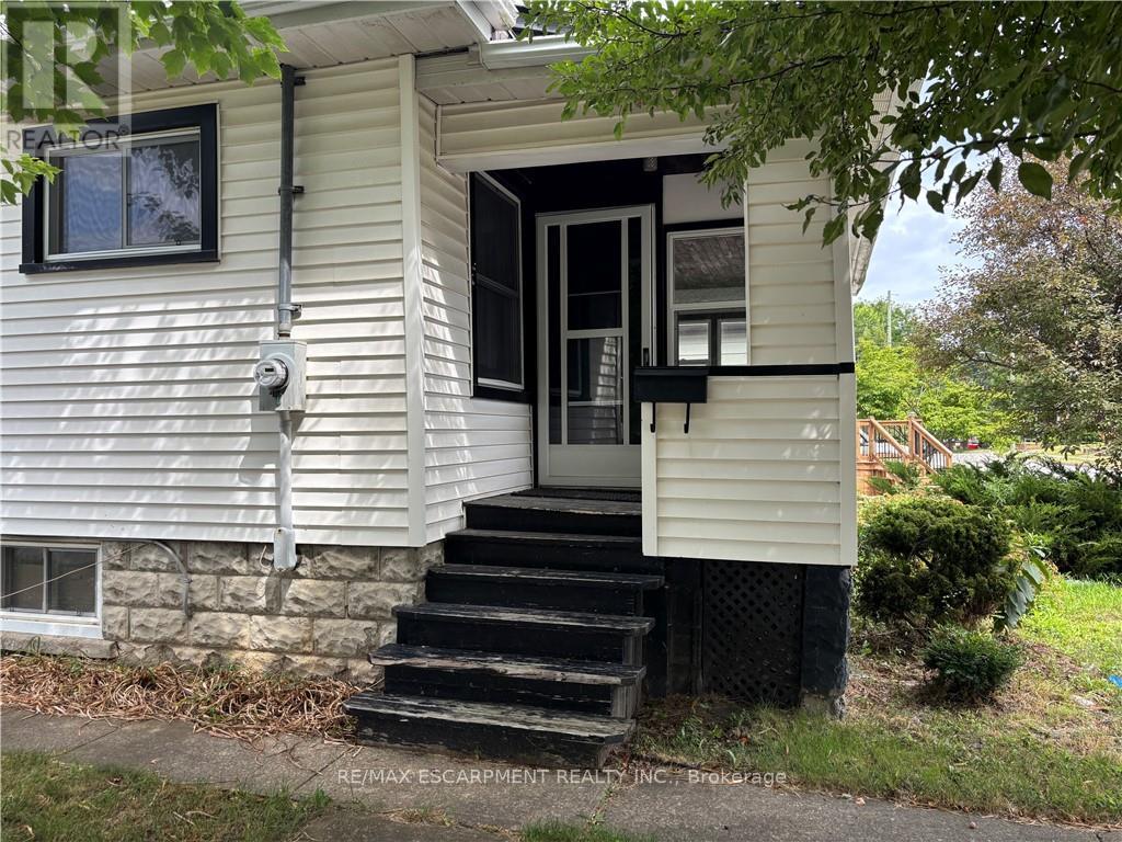 9 Grantham Avenue S, St. Catharines, Ontario  L2P 3B3 - Photo 3 - X12521774