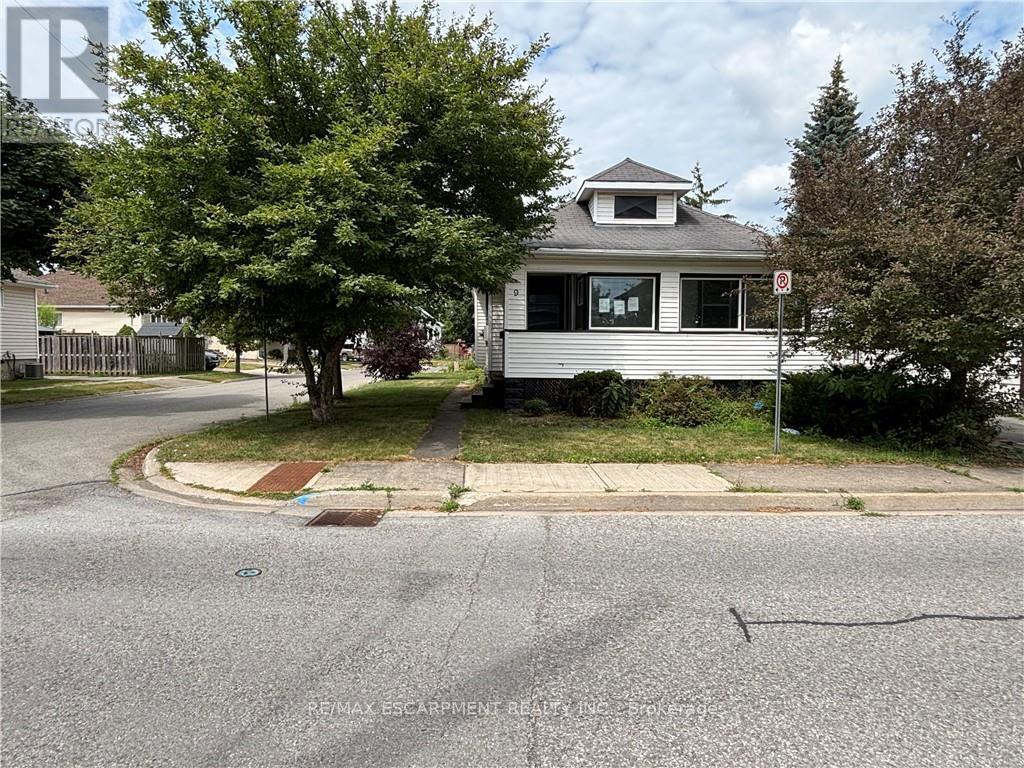 9 Grantham Avenue S, St. Catharines, Ontario  L2P 3B3 - Photo 5 - X12521774