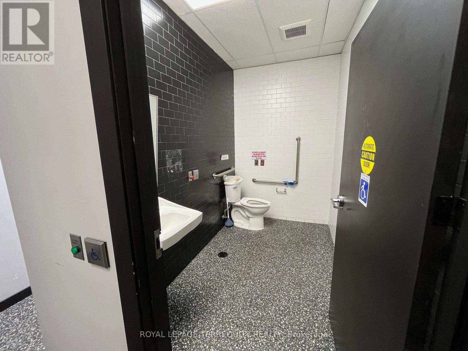 3371 Bloor Street W, Toronto, Ontario  M8X 1G2 - Photo 9 - W12521624