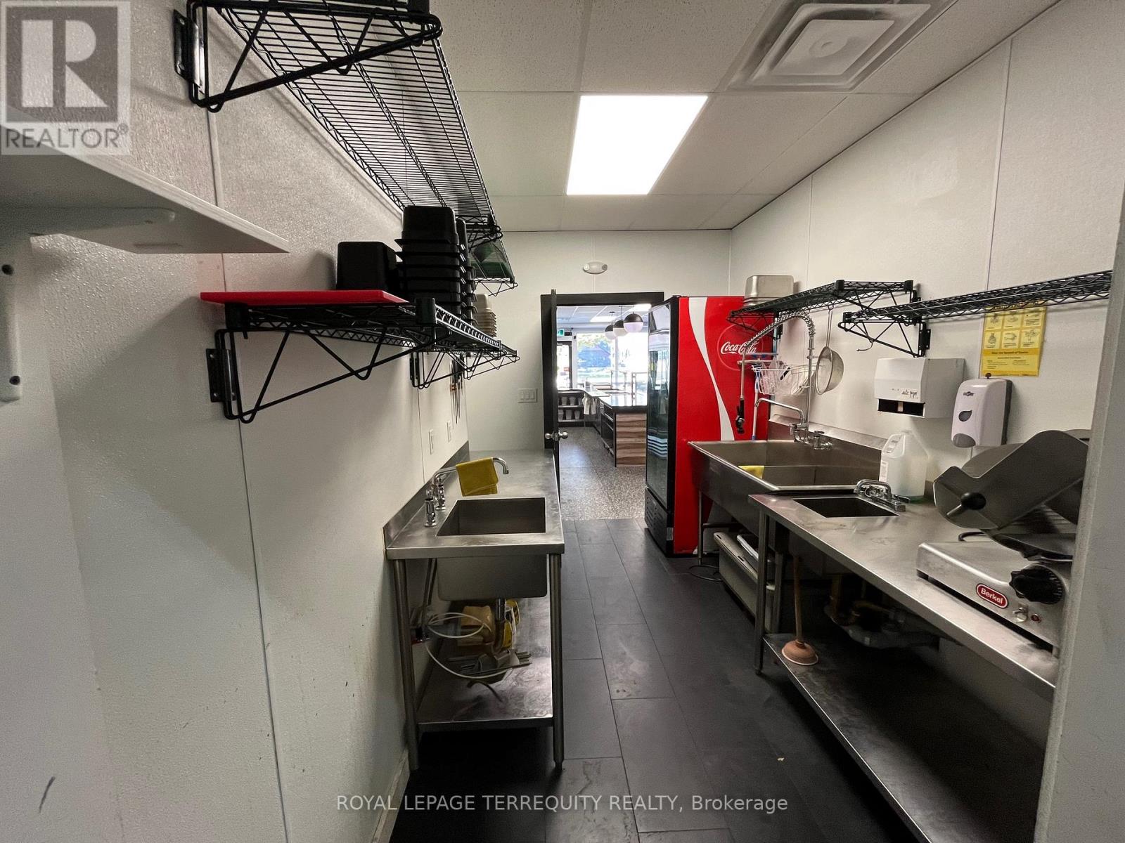 3371 Bloor Street W, Toronto, Ontario  M8X 1G2 - Photo 7 - W12521624