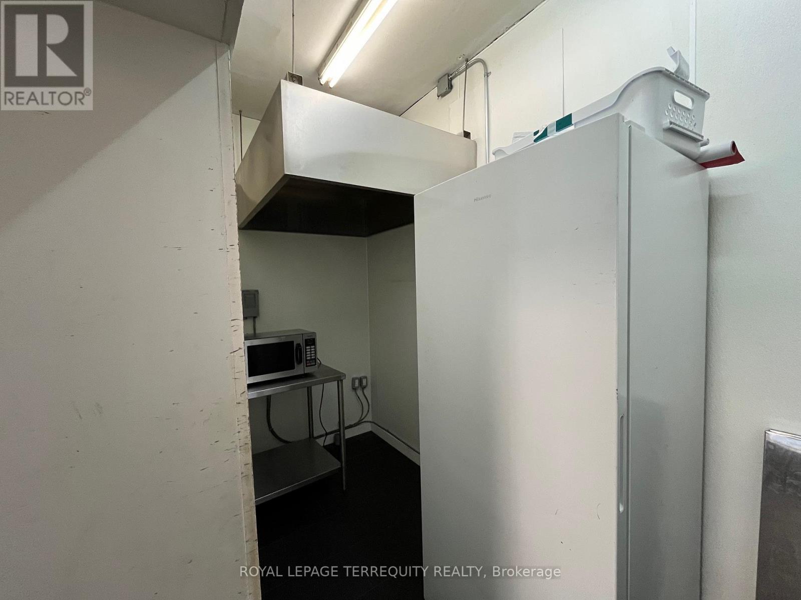 3371 Bloor Street W, Toronto, Ontario  M8X 1G2 - Photo 6 - W12521624