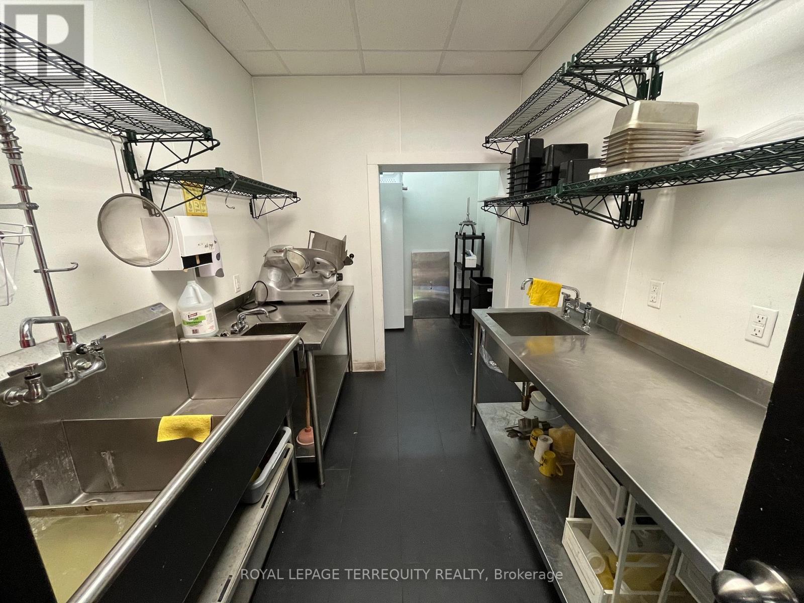 3371 Bloor Street W, Toronto, Ontario  M8X 1G2 - Photo 5 - W12521624