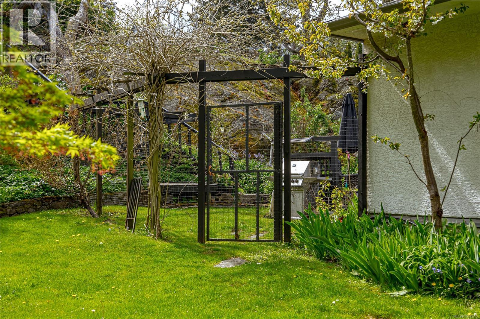 886 Cunningham Rd, Esquimalt, British Columbia V9A 4M6 - Photo 33 - 1017613