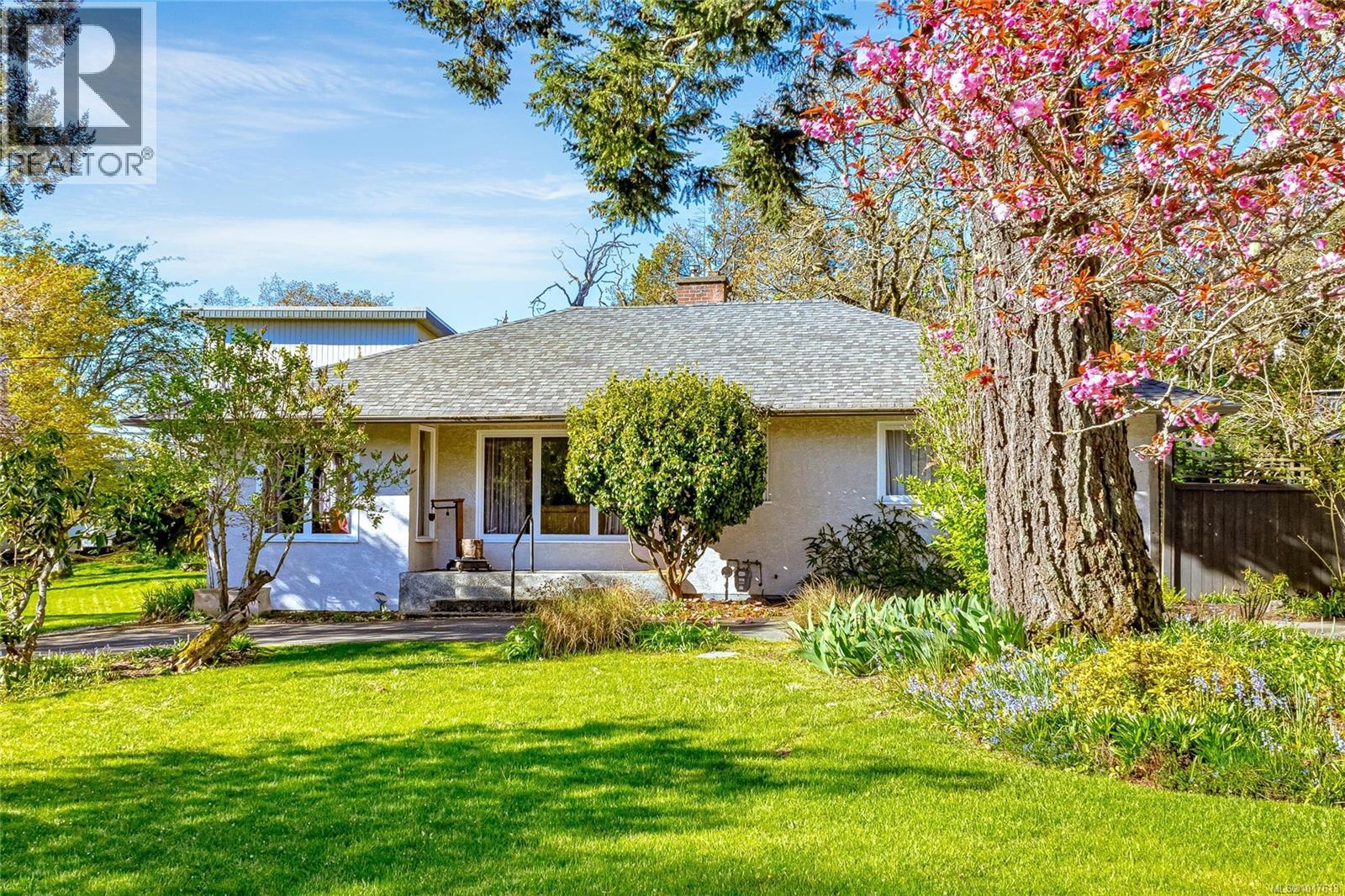 886 Cunningham Rd, Esquimalt, British Columbia V9A 4M6 - Photo 3 - 1017613