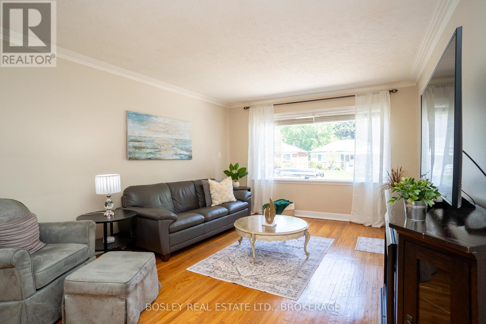 1568 Asgard Drive, Mississauga, Ontario  L5E 2B9 - Photo 3 - W12446789