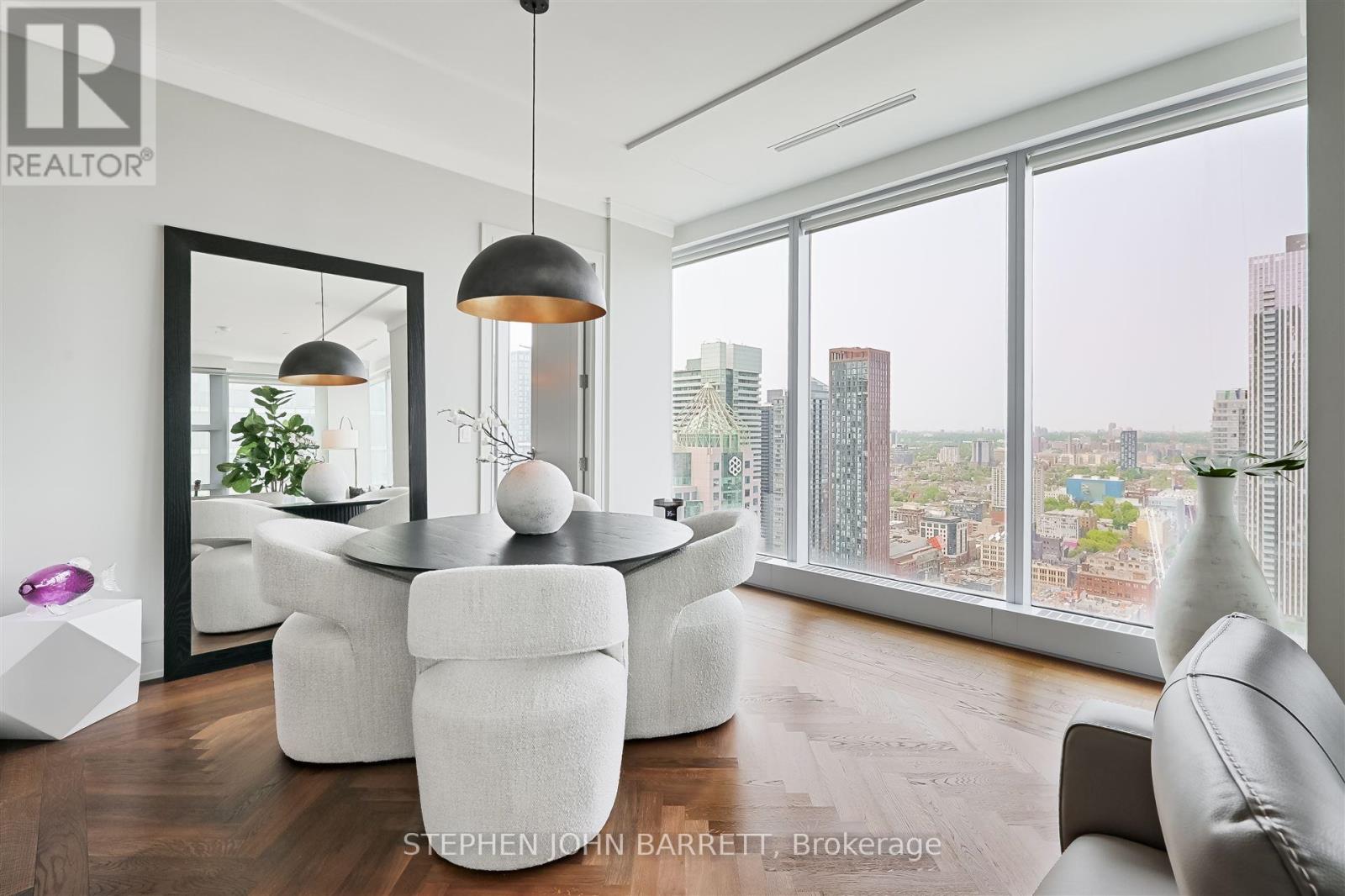 3303 - 183 Wellington Street W, Toronto, Ontario  M5V 0A1 - Photo 2 - C12522020